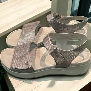 Vionic Pacific Raz Gunmetal Metallic Sandals with Adjustable Strap